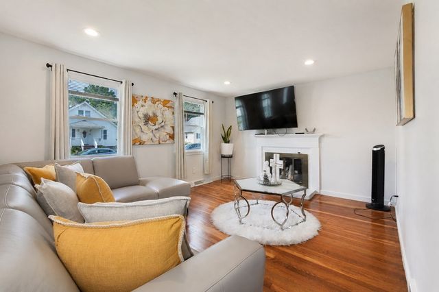 31 Rockwell Ave, Brockton, MA 02302
