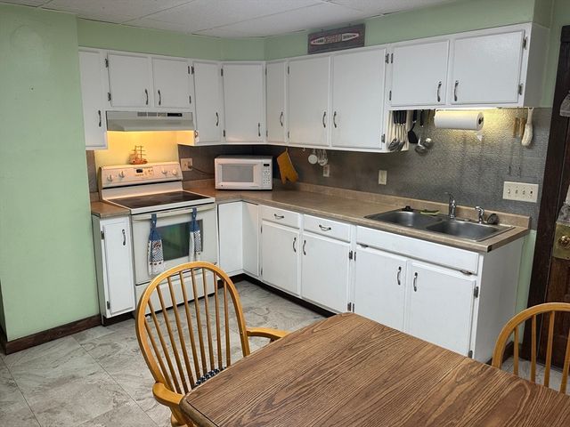 32-34 Chateaugay St, Chicopee, MA 01020