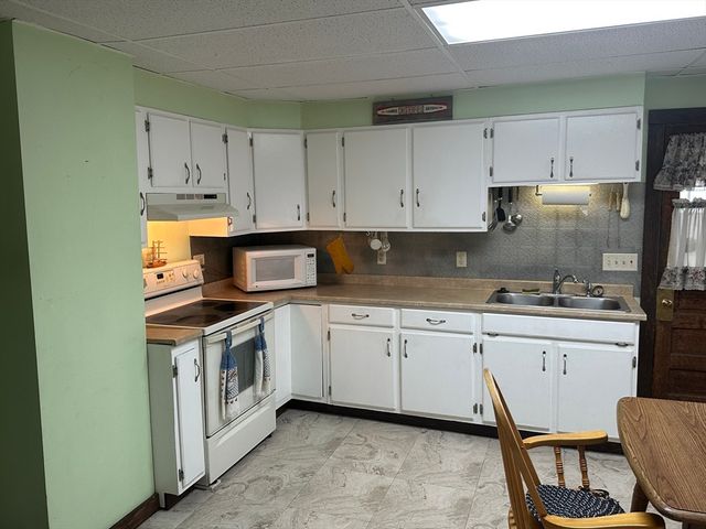 32-34 Chateaugay St, Chicopee, MA 01020