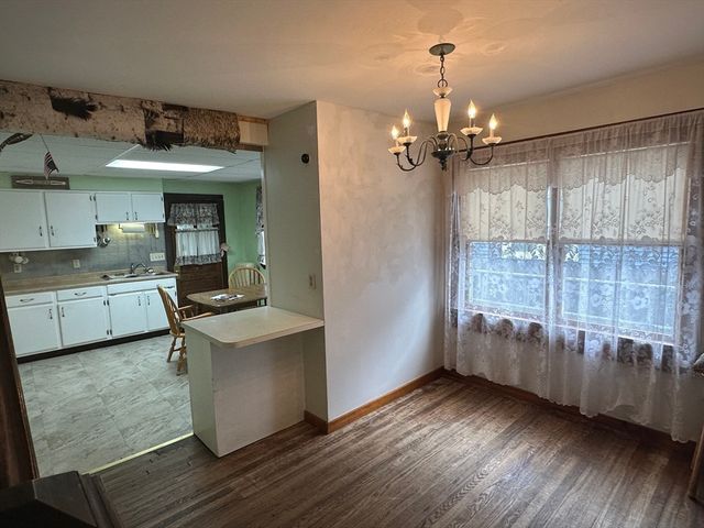 32-34 Chateaugay St, Chicopee, MA 01020