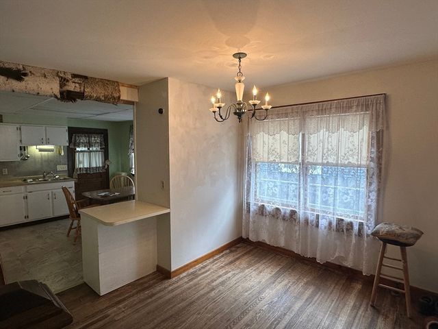32-34 Chateaugay St, Chicopee, MA 01020