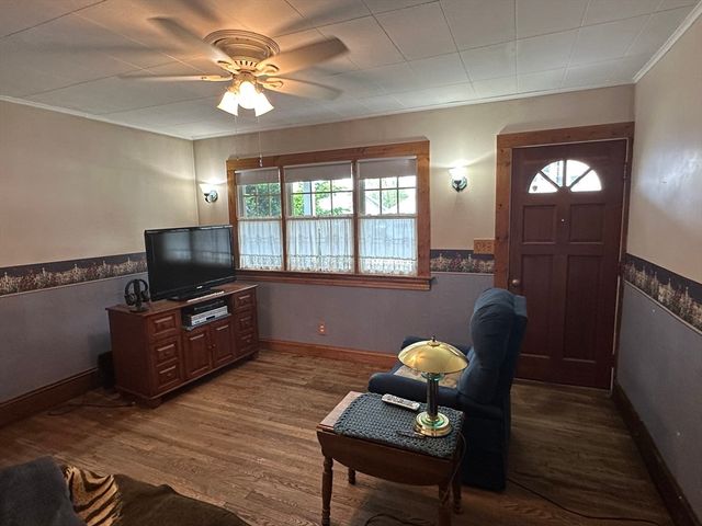32-34 Chateaugay St, Chicopee, MA 01020