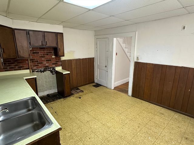 32-34 Chateaugay St, Chicopee, MA 01020