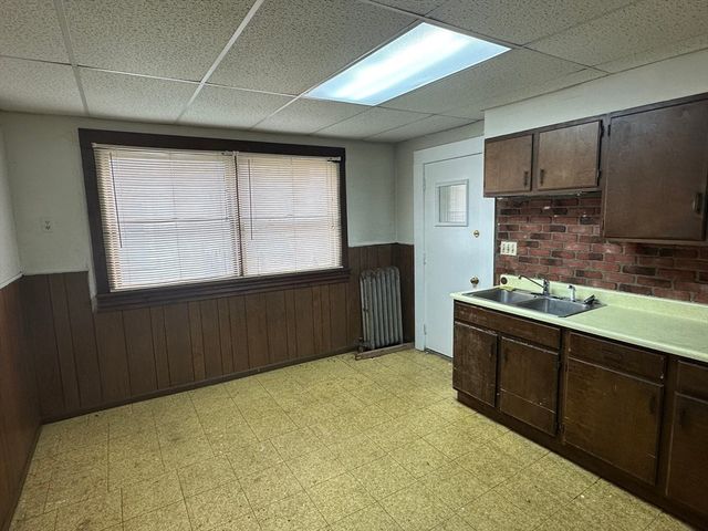 32-34 Chateaugay St, Chicopee, MA 01020