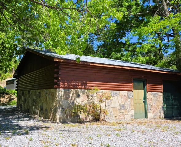 2759 Hatcher Mountain Road, Sevierville, TN 37862