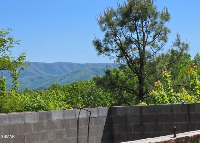2759 Hatcher Mountain Road, Sevierville, TN 37862
