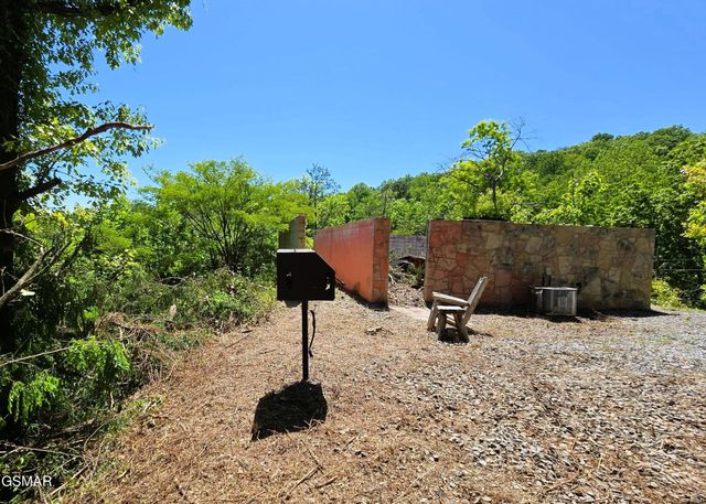 2759 Hatcher Mountain Road, Sevierville, TN 37862