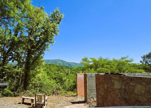 2759 Hatcher Mountain Road, Sevierville, TN 37862