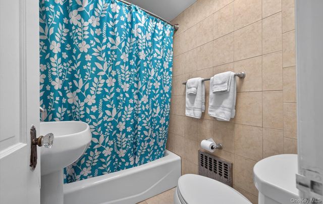 3992 William Street, Seaford, NY 11783