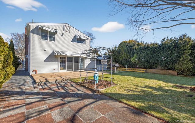 3992 William Street, Seaford, NY 11783