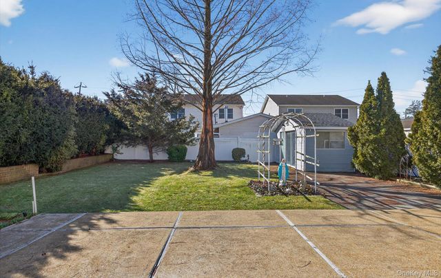 3992 William Street, Seaford, NY 11783