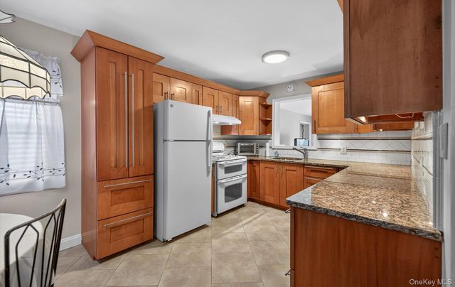 3992 William Street, Seaford, NY 11783