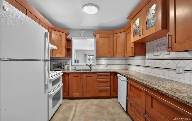 3992 William Street, Seaford, NY 11783