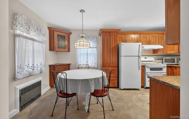 3992 William Street, Seaford, NY 11783