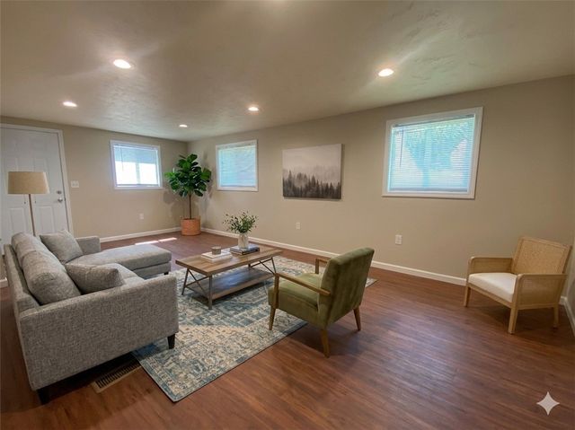 72 S Lincoln Ave, Hempfield Twp, PA 15601