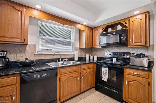 405 Kings Point CT, Virginia Beach, VA 23452