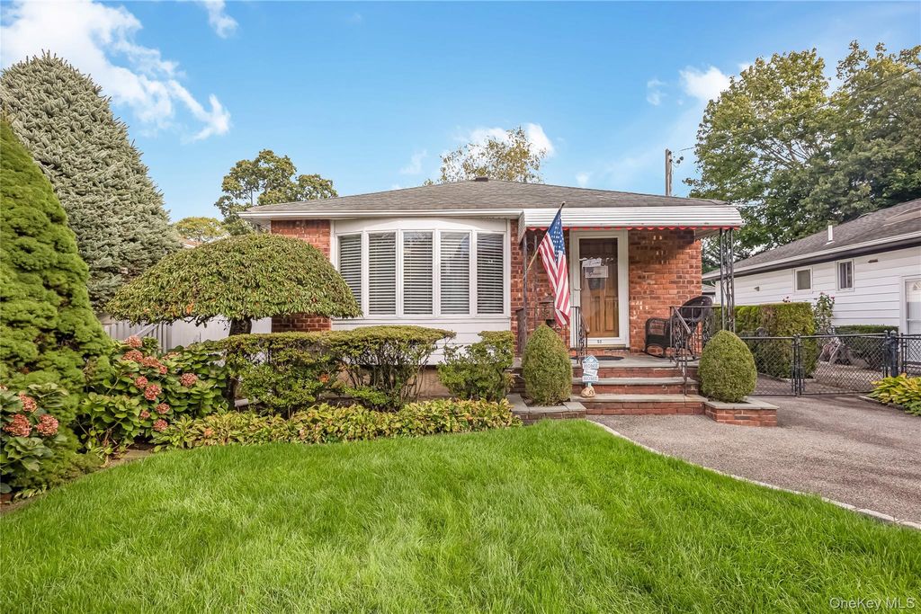 53 Glengariff Road, Massapequa Park, NY 11762