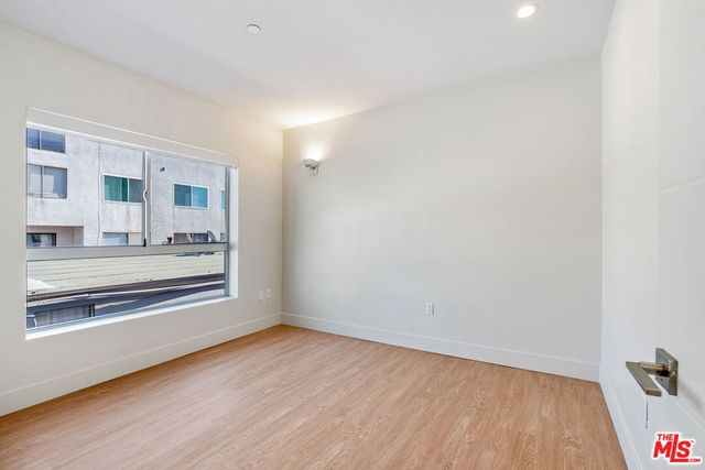 11837 Mayfield Avenue 302, Los Angeles, CA 90049