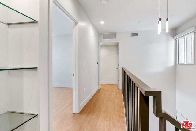 11837 Mayfield Avenue 302, Los Angeles, CA 90049
