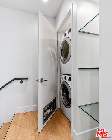 11837 Mayfield Avenue 302, Los Angeles, CA 90049