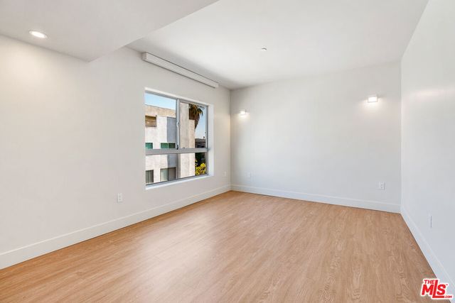 11837 Mayfield Avenue 302, Los Angeles, CA 90049