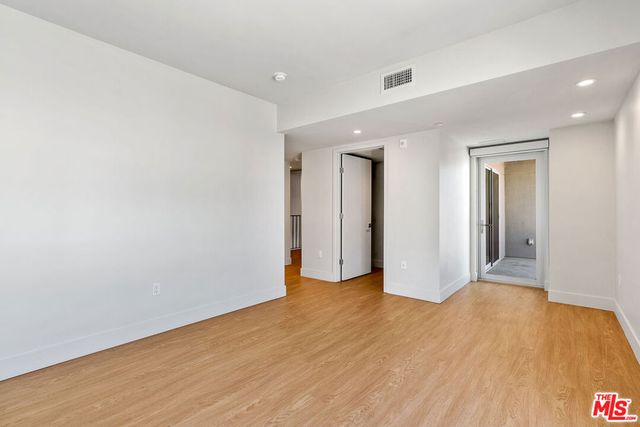 11837 Mayfield Avenue 302, Los Angeles, CA 90049