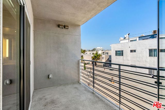 11837 Mayfield Avenue 302, Los Angeles, CA 90049