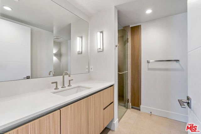 11837 Mayfield Avenue 302, Los Angeles, CA 90049