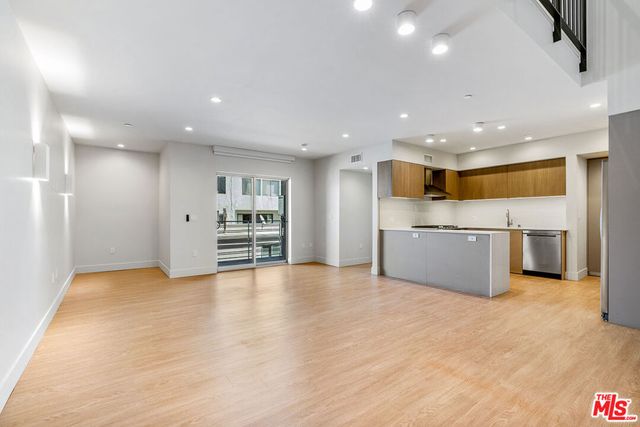 11837 Mayfield Avenue 302, Los Angeles, CA 90049