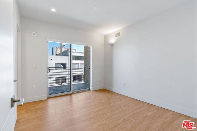 11837 Mayfield Avenue 302, Los Angeles, CA 90049