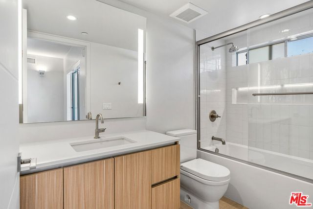 11837 Mayfield Avenue 302, Los Angeles, CA 90049