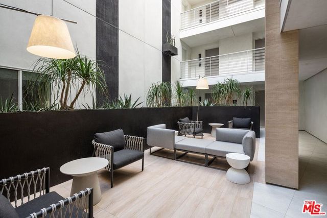 11837 Mayfield Avenue 302, Los Angeles, CA 90049