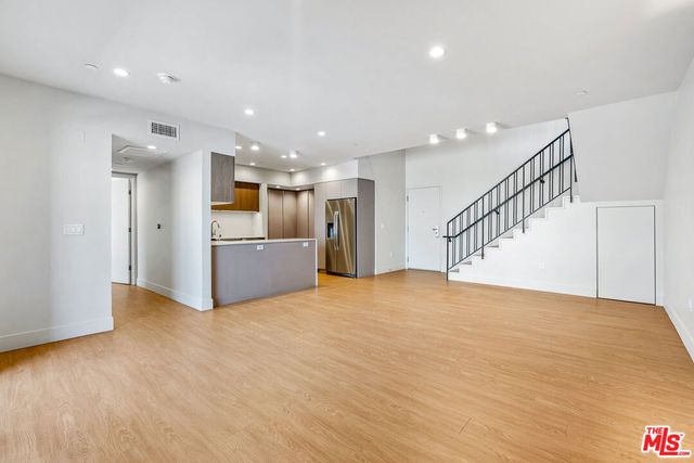 11837 Mayfield Avenue 302, Los Angeles, CA 90049