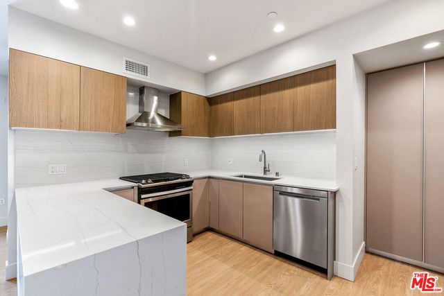 11837 Mayfield Avenue 302, Los Angeles, CA 90049
