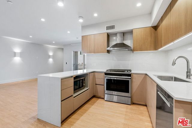 11837 Mayfield Avenue 302, Los Angeles, CA 90049