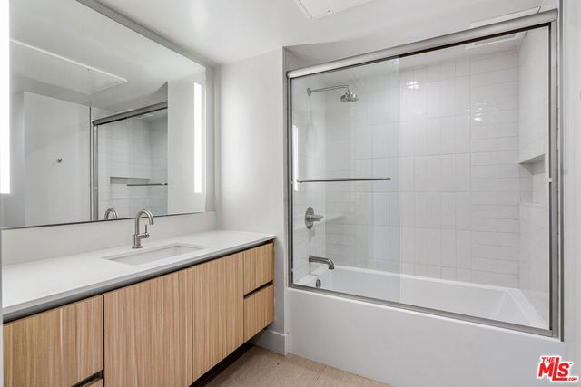 11837 Mayfield Avenue 302, Los Angeles, CA 90049