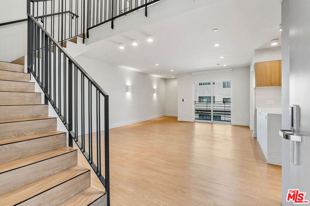 11837 Mayfield Avenue 302, Los Angeles, CA 90049