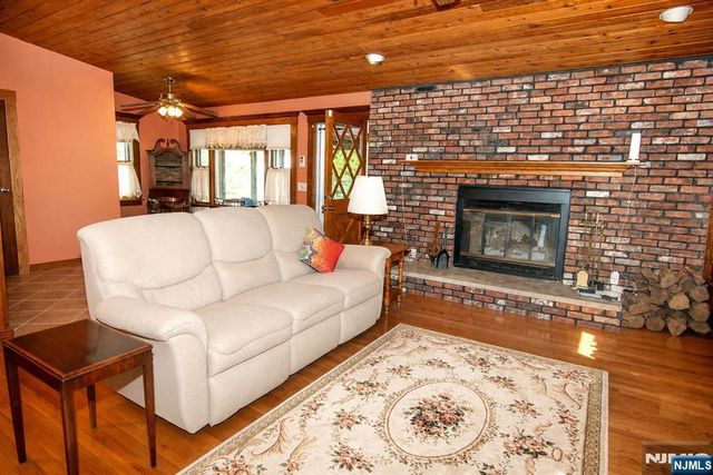 116 W Quackenbush Avenue, Dumont, NJ 07628