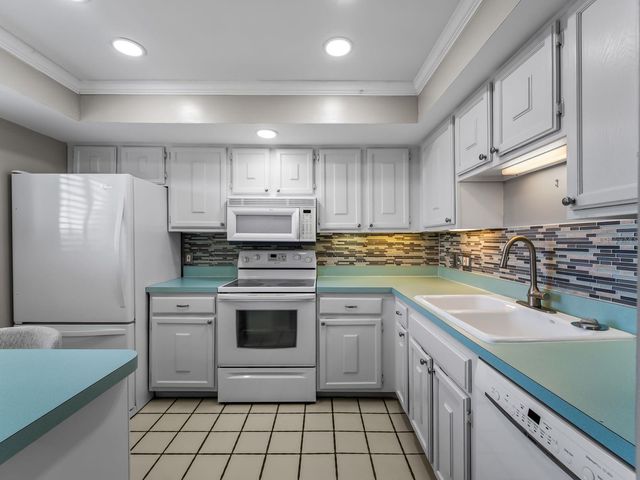 995 LAGUNA DRIVE 305, Venice, FL 34285