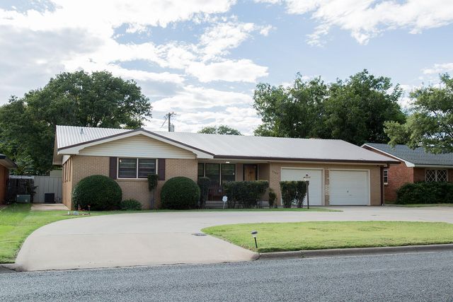1107 Ennis Street, Plainview, TX 79072