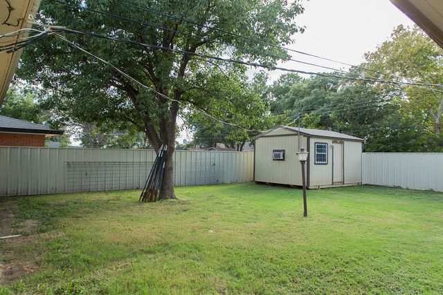 1107 Ennis Street, Plainview, TX 79072