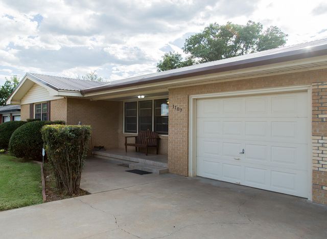 1107 Ennis Street, Plainview, TX 79072