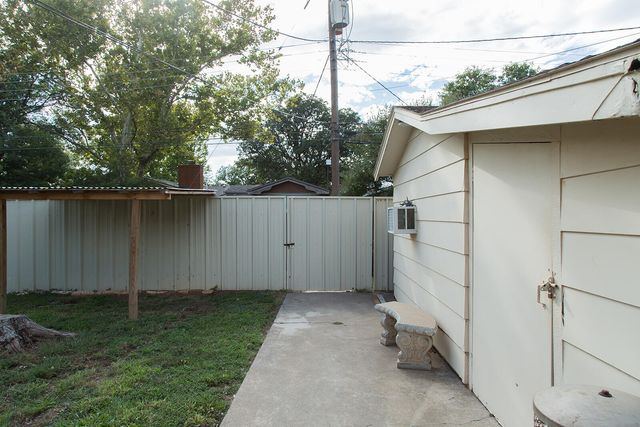 1107 Ennis Street, Plainview, TX 79072