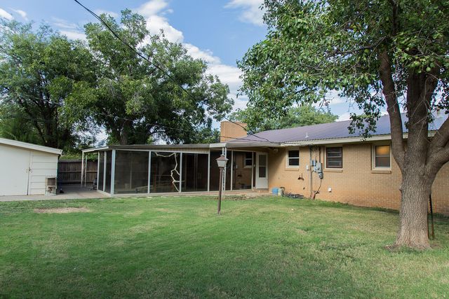 1107 Ennis Street, Plainview, TX 79072