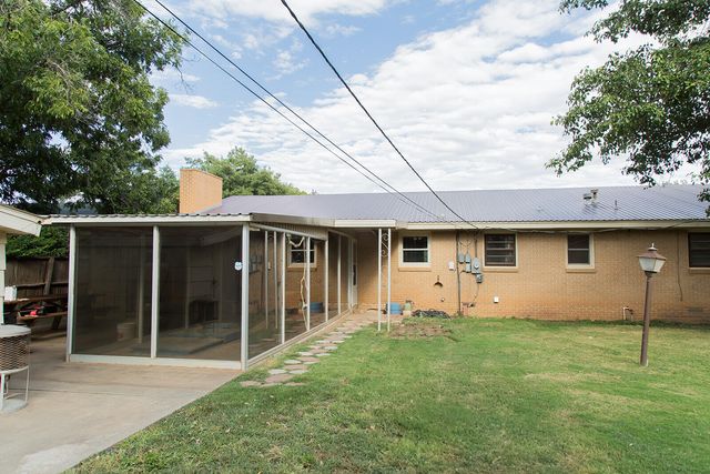 1107 Ennis Street, Plainview, TX 79072