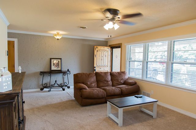 1107 Ennis Street, Plainview, TX 79072