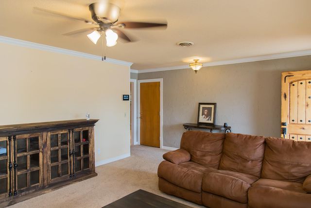 1107 Ennis Street, Plainview, TX 79072