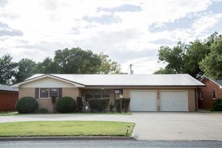 1107 Ennis Street, Plainview, TX 79072