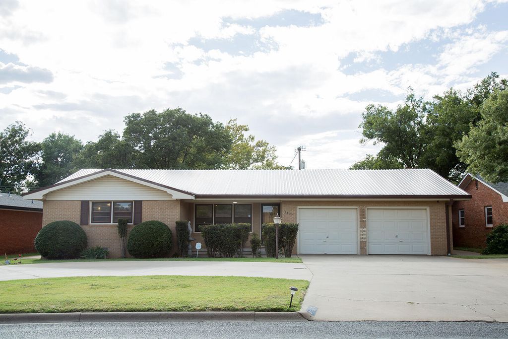 1107 Ennis Street, Plainview, TX 79072