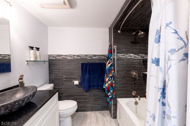 4 Millay Ct, Teaneck Twp., NJ 07666